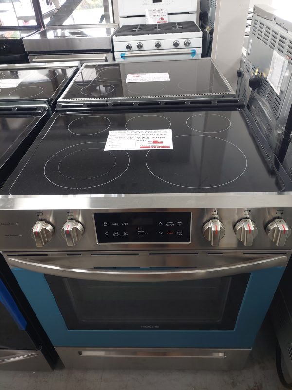 Cuisinière Frigidaire Modèle: CFEH3054US N/S: VF20508195 (#2025) (GP)