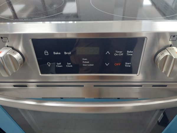 Cuisinière Frigidaire Modèle: CFEH3054US N/S: VF20508195 (#2025) (GP)