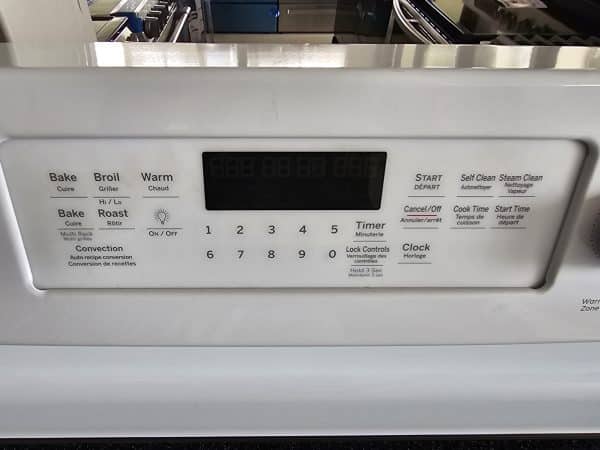 Cuisinière GE blanche a vitrocéramique modèle: JCB840DKWW N/S: AS549214P (D) (#3316)