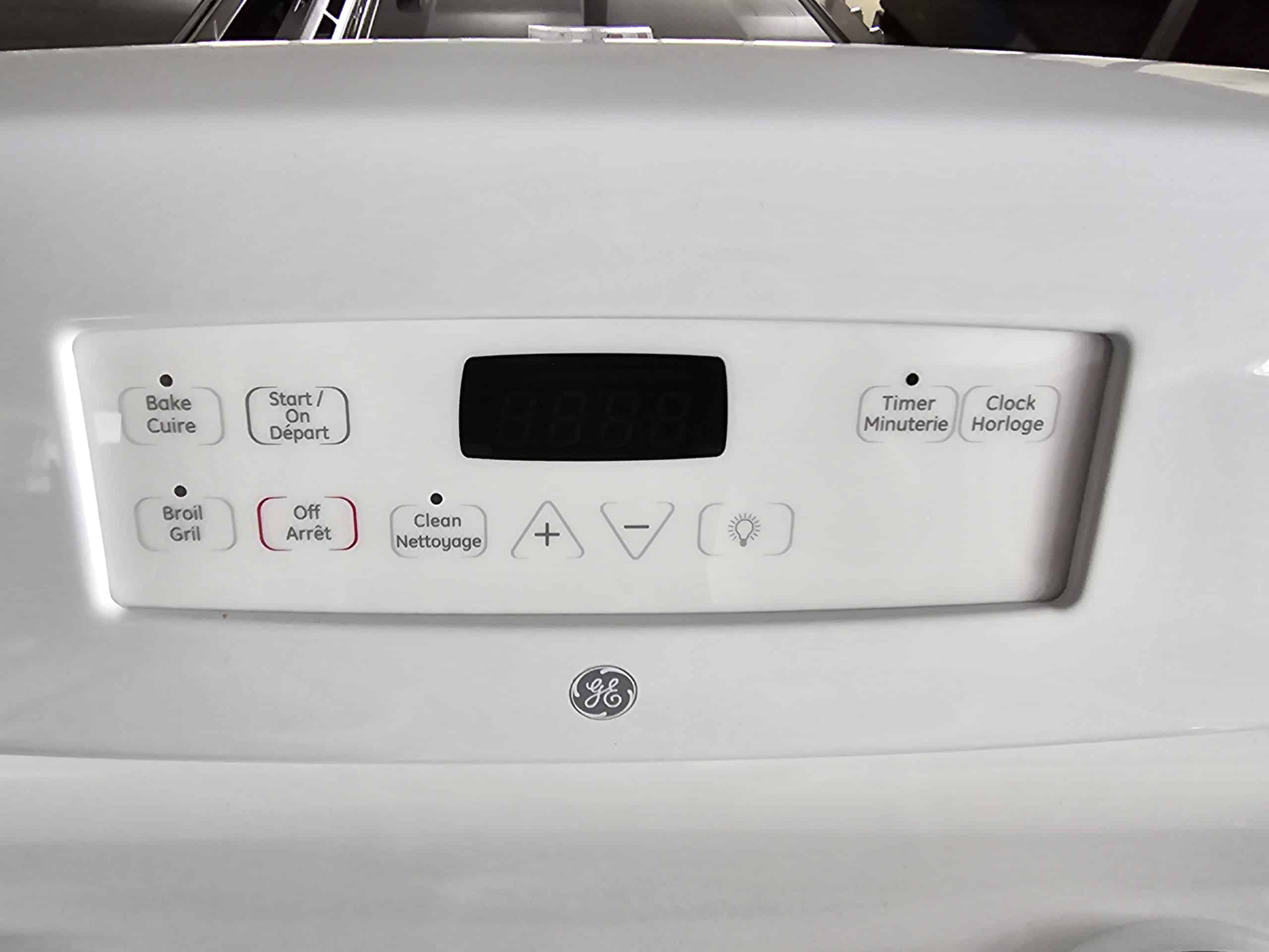 Cuisinière GE blanche à serpentin modèle JCBP240DMWW N/S DV507934P