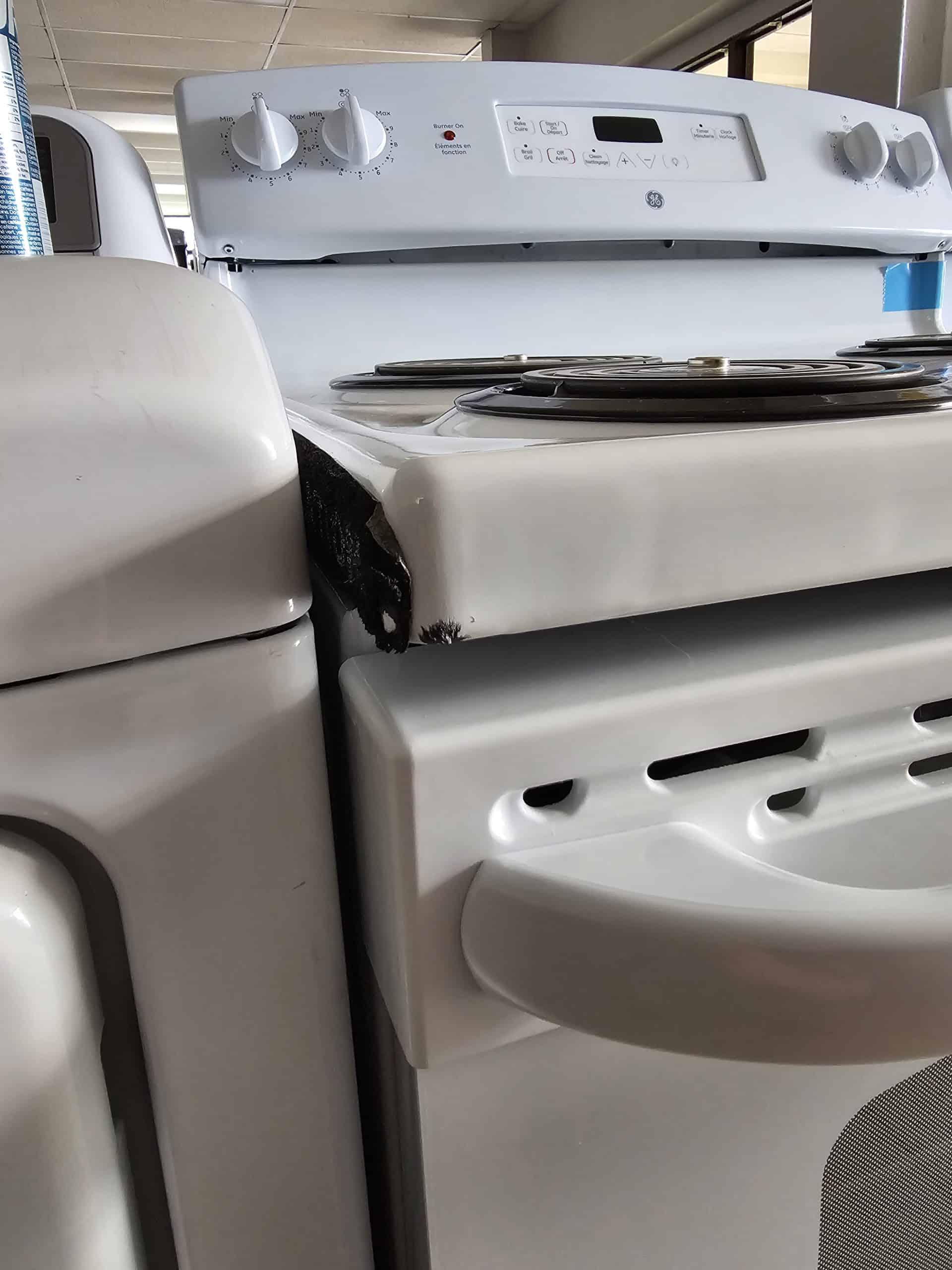 Cuisinière GE blanche à serpentin modèle JCBP240DMWW N/S DV507934P